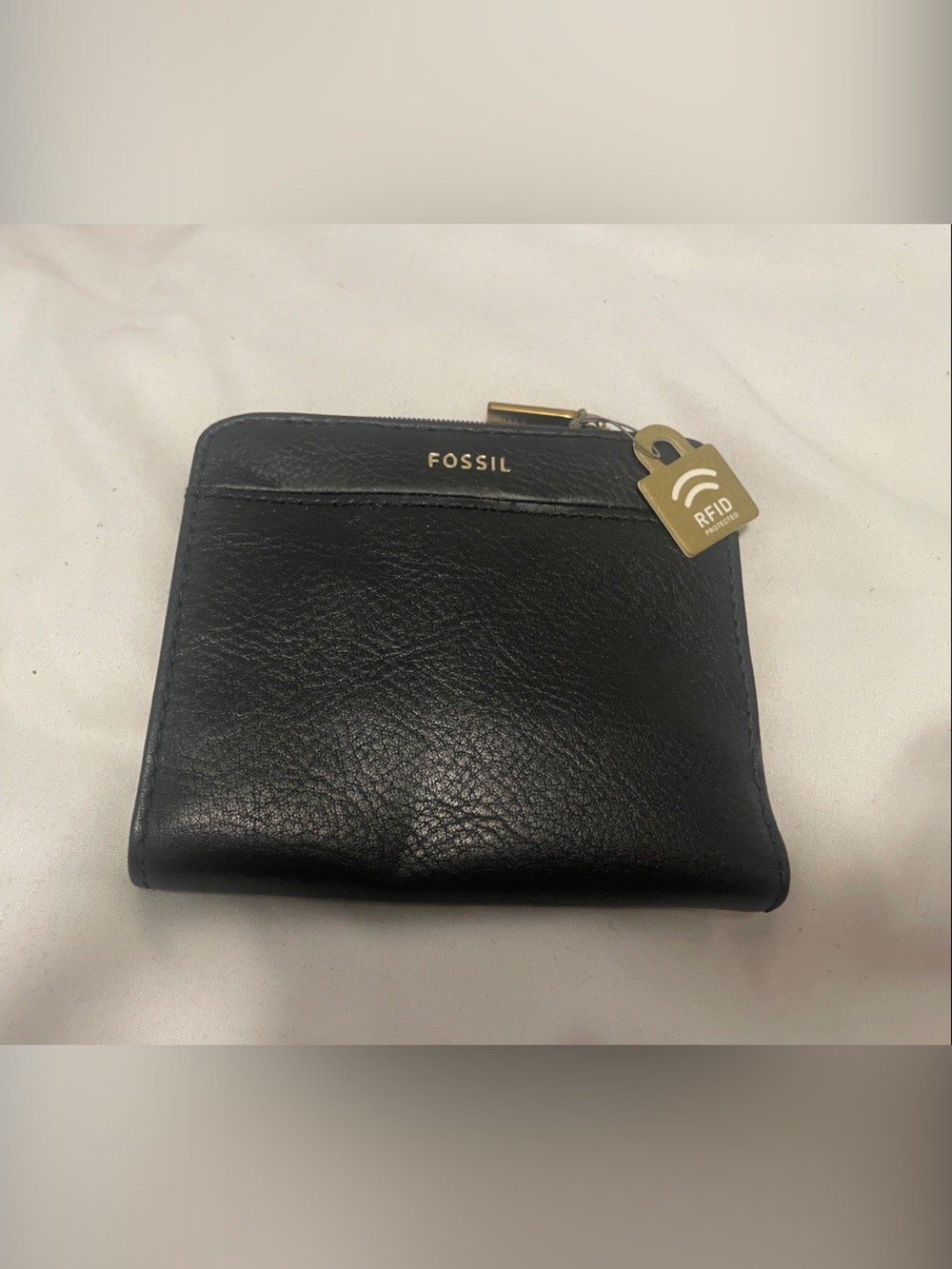 Fossil Black Leather Women’s Zip Wallet with RFID Tag